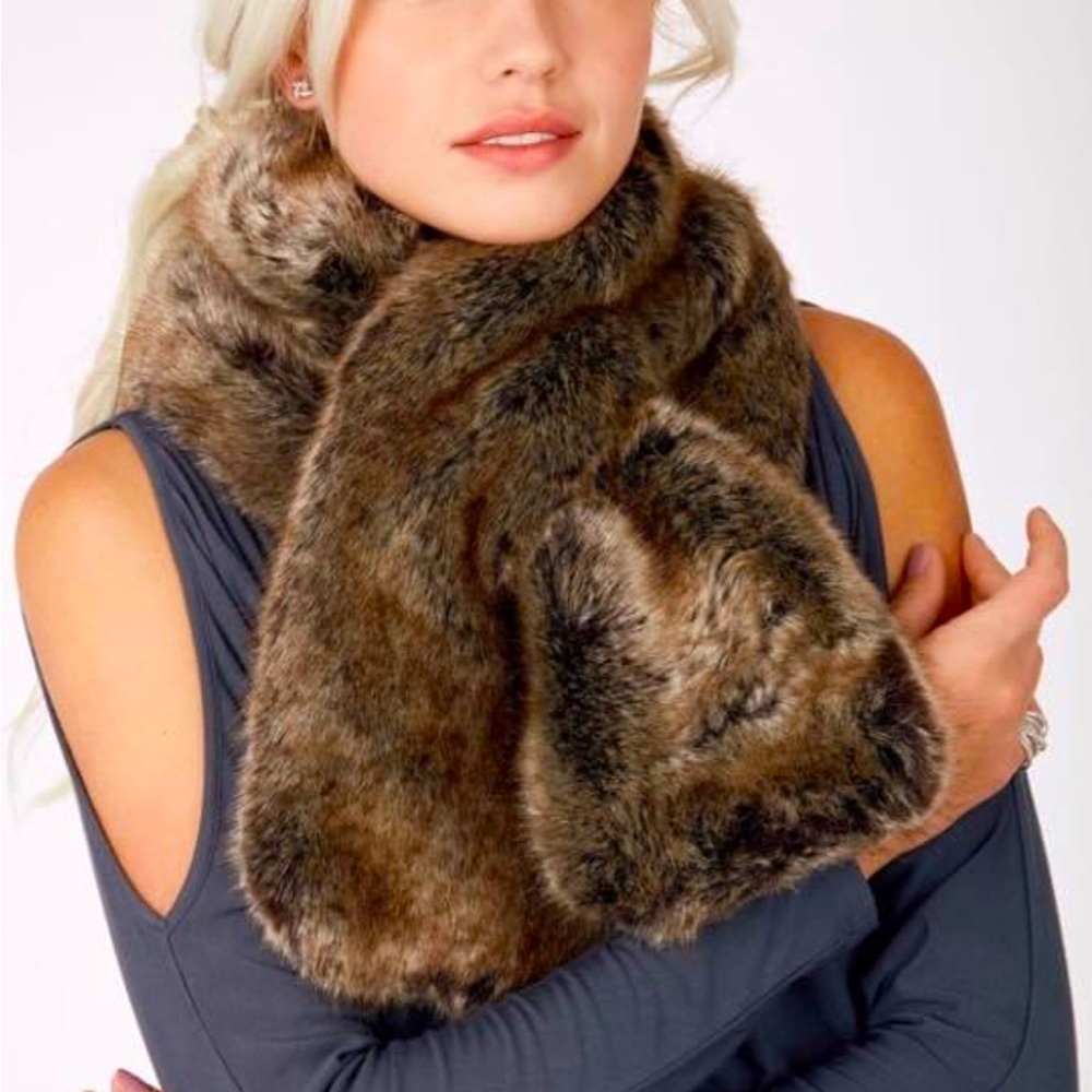 Stella & Dot Chantal Scarf Versatile 3 in 1 Faux Fur.